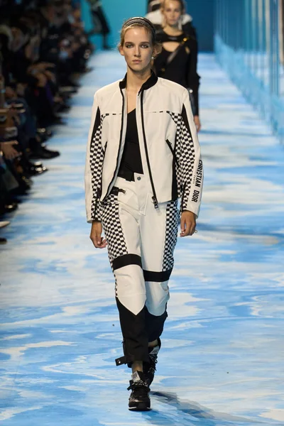 Look 24